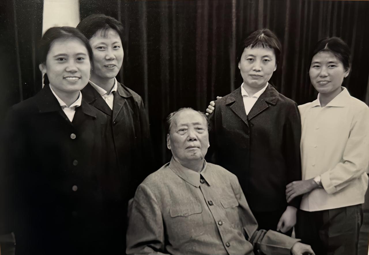 毛泽东去世前的最后一个生日，发生了意外：擀好的手擀面一下锅，就全部断成一截一截，