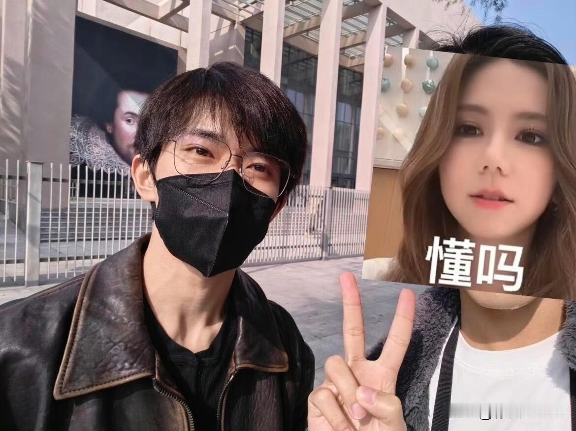 10月25日，跟易烊千玺合照的人越来越多，主打一个来者不拒，距离老远的师妹想跟他