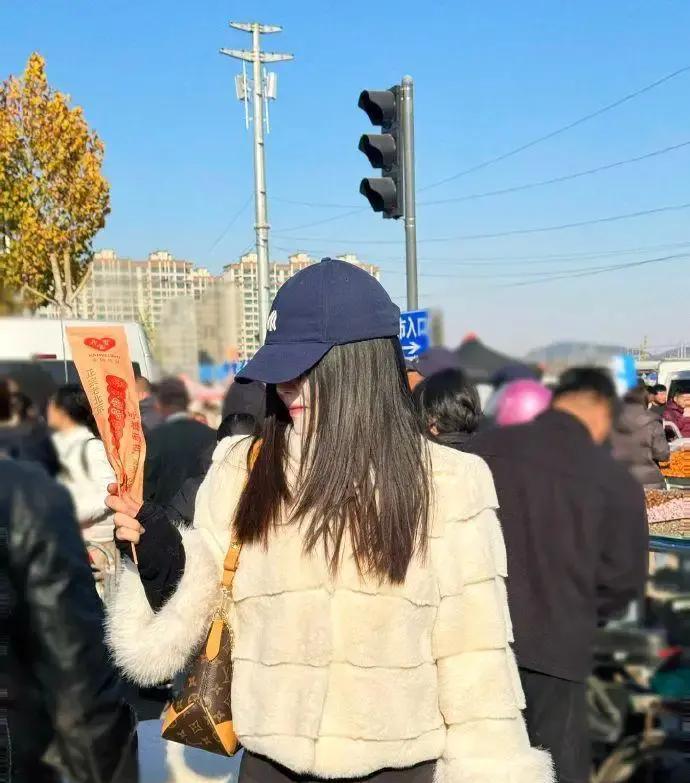 瑜伽裤正在从健身房走向街头。最新数据显示，户外穿着占比已达34%，市场规模逼