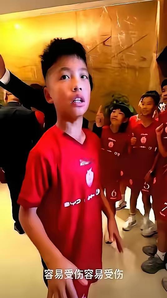 12岁的中国足球小将孟新艺，在央视直播的颁奖礼上，直接拒绝了主持人让他现场来个空