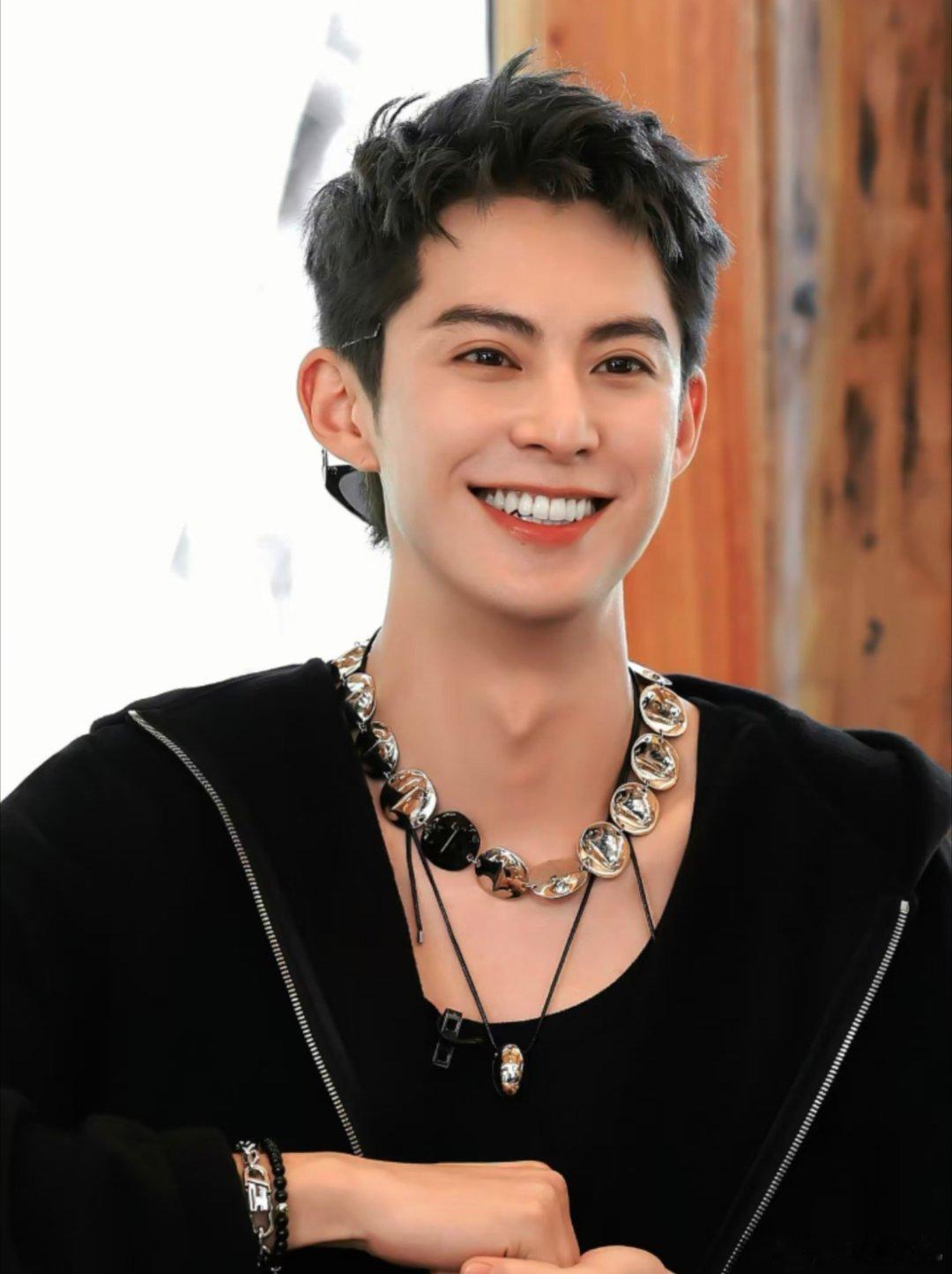 1、唐嫣现在的处境，还真印证了我一个观点。咱看一个演员资源咋样，别光盯着最好的那