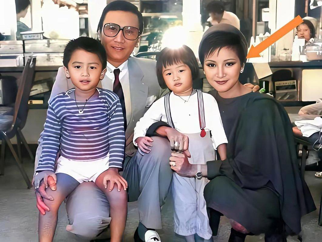 不得不说，谢霆锋的妈妈狄波拉，年轻时颜值是真的高，妥妥的大美女。也难怪她曾开玩笑