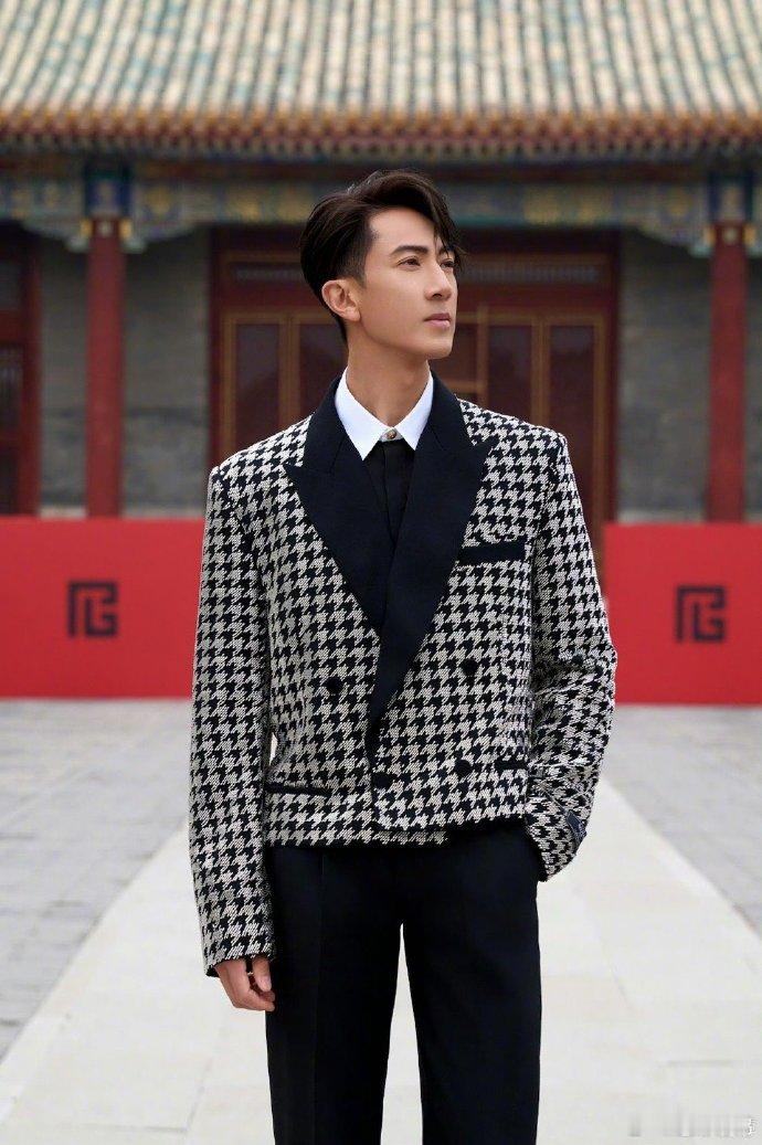 吴尊用状态证明岁月不败美人！46岁仍保持肌肉线条，脸上无明显痕迹，当年南风瑾的