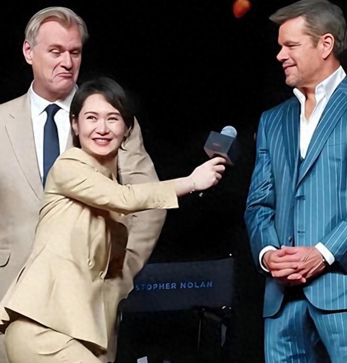 陈璇下蹲采访老外引发热议！ 犯错误并不可怕，可怕的是明明错了却无视大众的认知