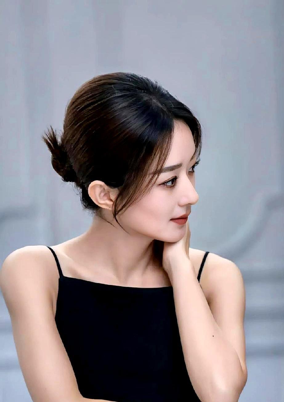 名利场最大的谎言，是成功必须八面玲珑。从农村姑娘到飞天奖视后，赵丽颖从不委