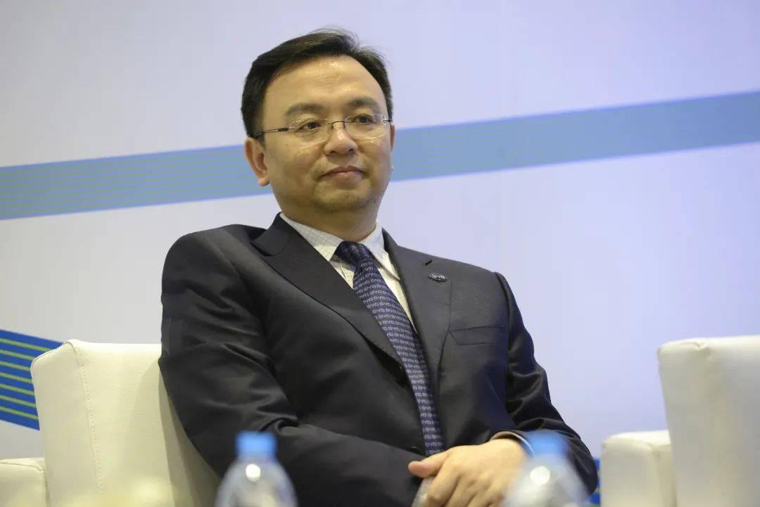 有一次，比亚迪总裁王传福说：“我高中回家要学费，可嫂子兜里就几毛钱！”就在他绝望