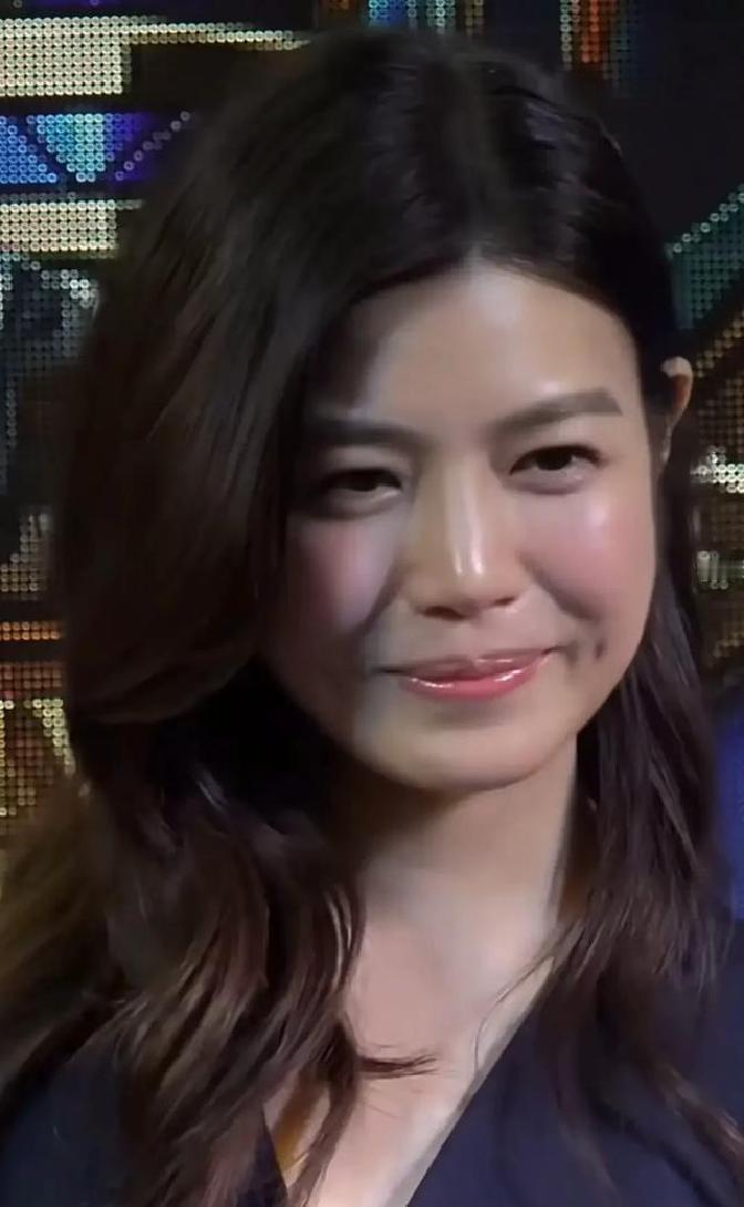 最近陈妍希跑去宁波参加国际画廊周，那高清现场照一放出来，脸颊红润润的，气色旺得像