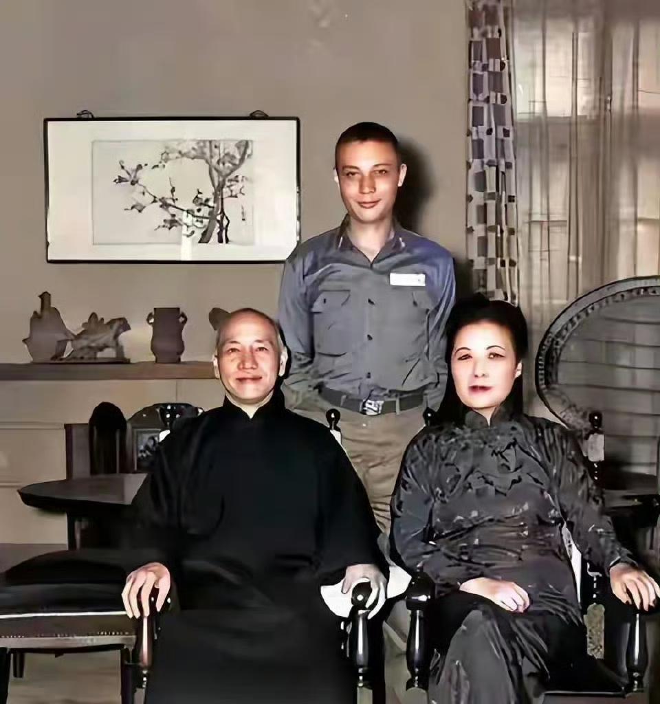 1955年拍摄于台湾士林官邸的一张照片，站在老蒋夫妇身后的是蒋孝文。他是蒋经国与