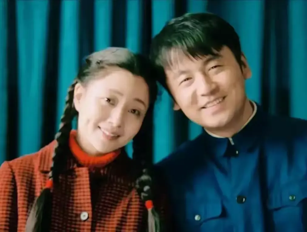 殷桃谈和雷佳音对戏：好演员，是活进角色里《人世间》里周秉昆出狱回家那一幕，至今让人印象深刻。剧本只简