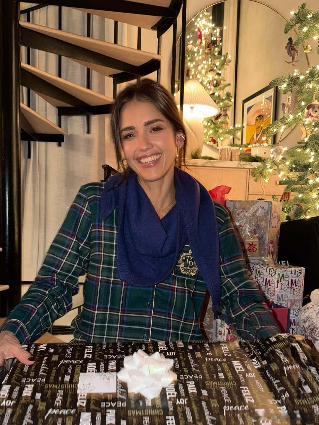 Jessicaalba杰西卡阿尔芭分享假期家庭私照，和孩子朋友相聚拆礼物超温馨