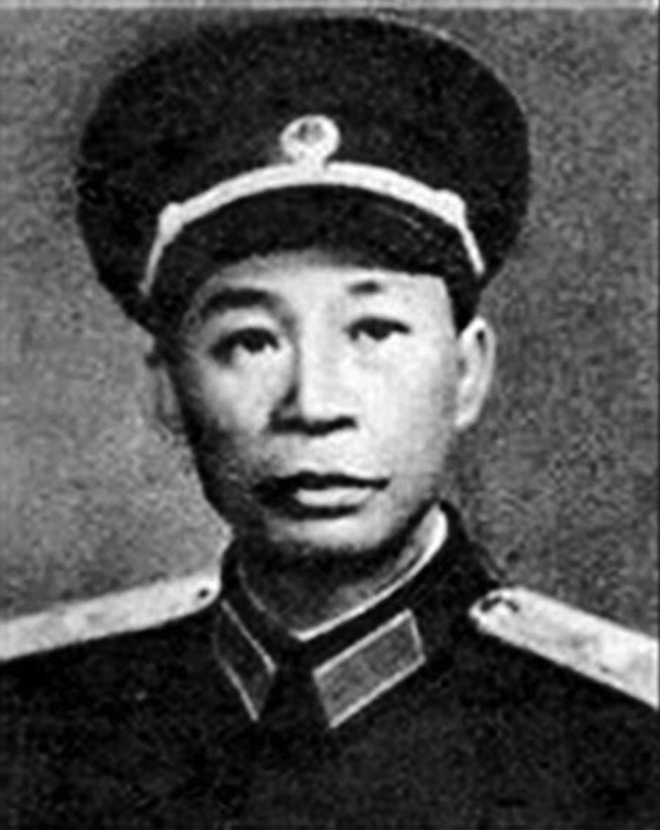 60年代，一位少将执意甩发妻改娶嫩模，组织苦劝不听。批复下来：削职遣返原籍。档案