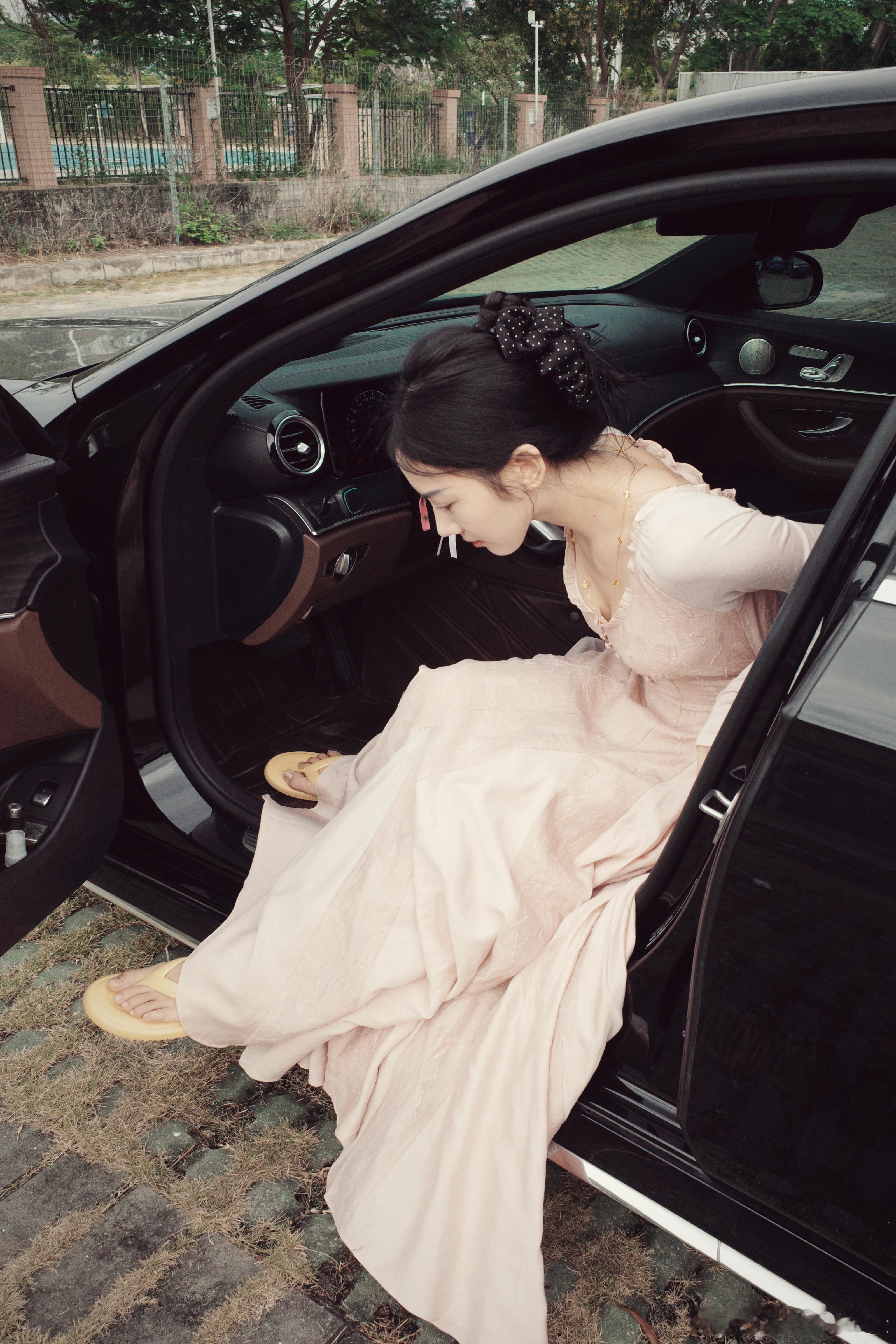 此处是在不停地和家人炫耀新买的🩴哈哈哈哈​​​