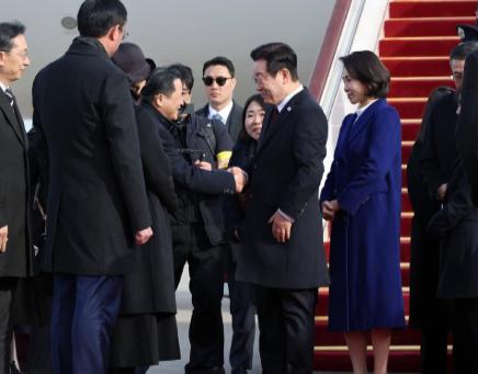 最近出了件怪事，一群韩国人千里迢迢飞中国，放着故宫、长城这种世界级景点不逛，一头