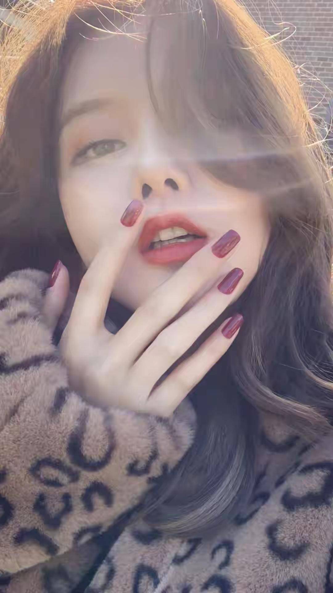 阳光下的慵懒午后，红唇与豹纹的碰撞，尽显时尚与魅力。💄🦁骨骼大、微胖，穿什么