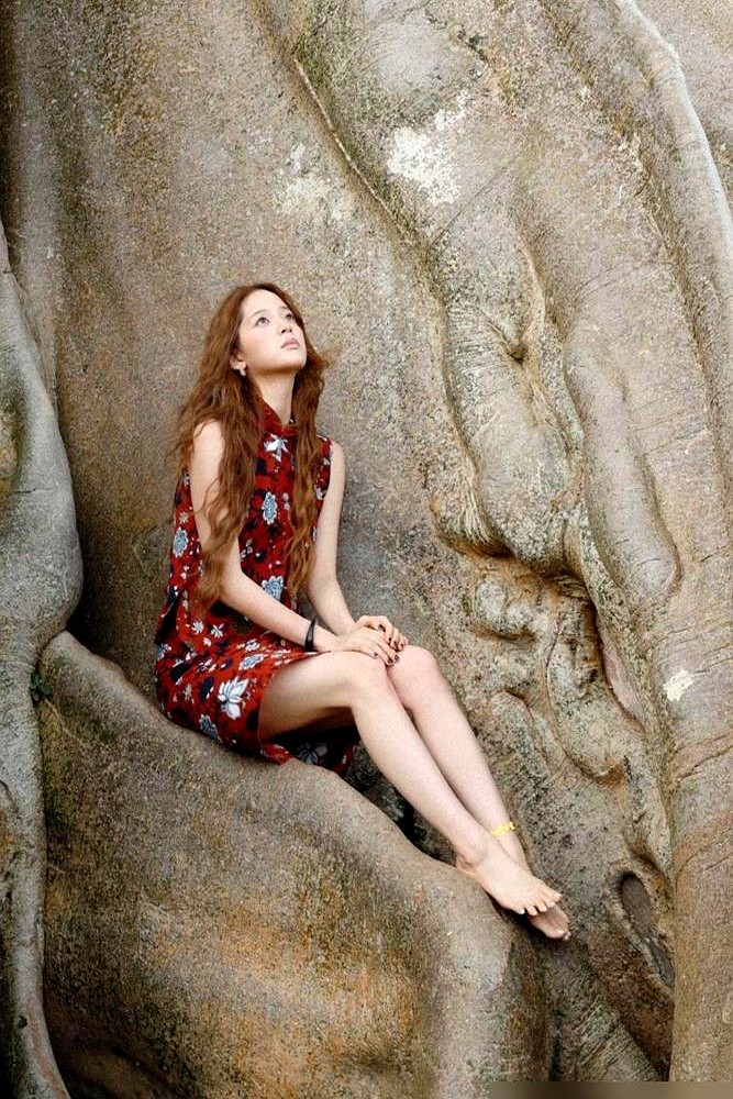 王子文的脚，只有33码，19厘米长。何炅现场拿尺子一量，还没陈赫的手掌大。她鞋柜里所有的高跟鞋，没有