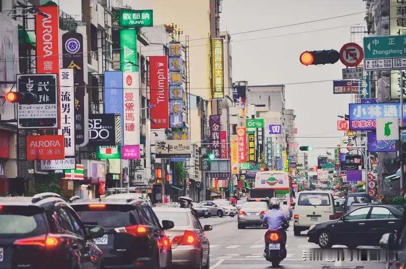 台湾公务员离职潮闹得挺凶。以前公务员可是“铁饭碗”，现在却成了“压力锅”。台湾