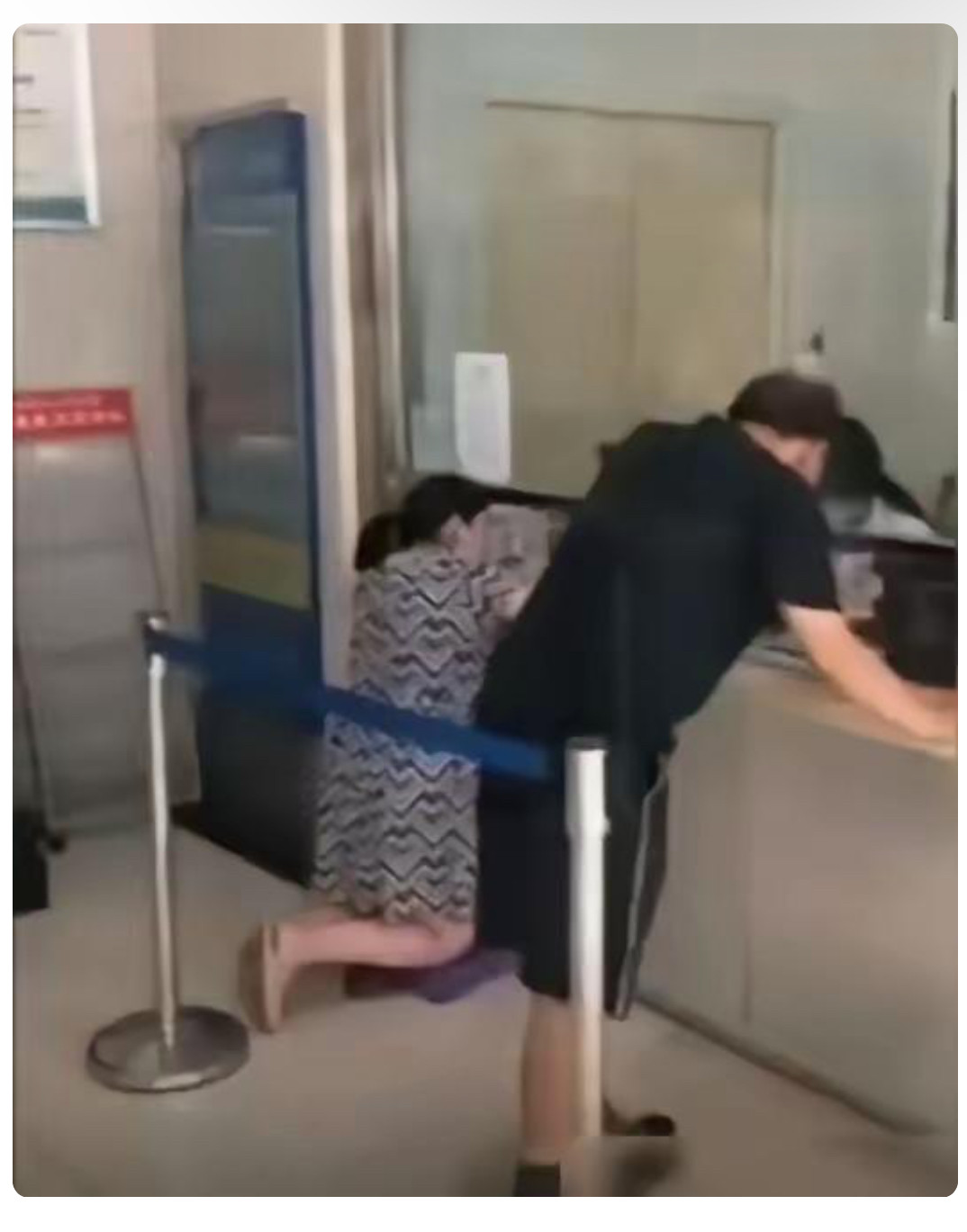现实中的“丁义珍式窗口”河南某医院能弯腰整改的是设施，改不了的是冷漠谁也没想到，电视剧里讽刺的荒诞一