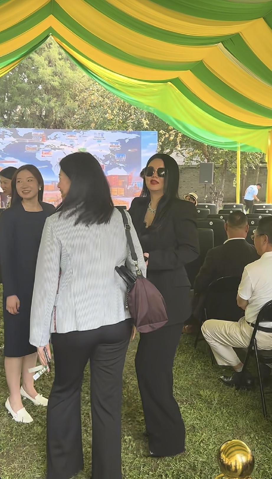 7月2日，李湘与王诗龄在北京一四合院参加艺术沙龙，李湘依旧富婆打扮，但瘦了不少，