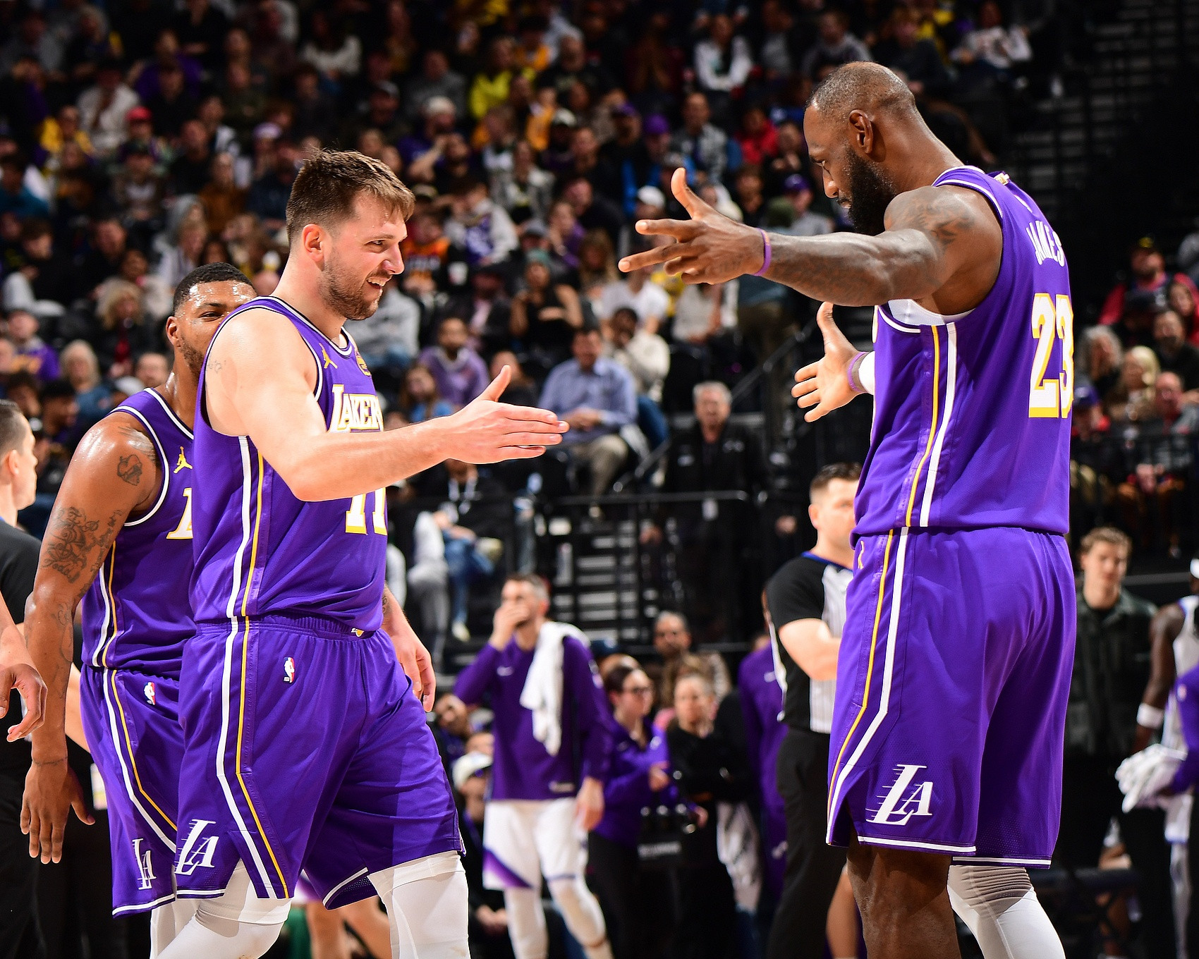 我们都知道，东契奇因为左腿筋二级拉伤常规赛报销，不知道会不会影响他在季后赛里的出