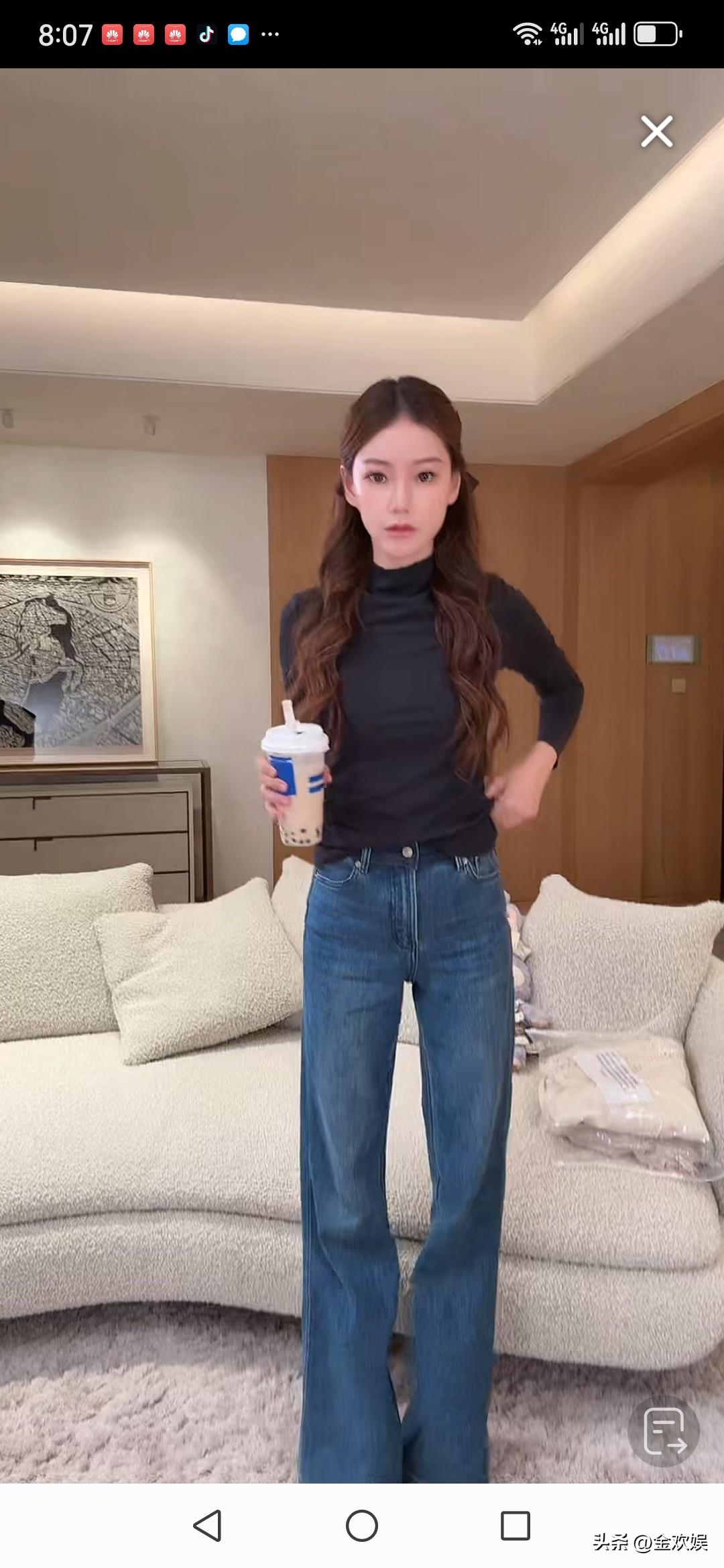 马筱梅，真让人看不懂。10月23日，刚刚，马筱梅在直播间直播卖牛仔裤，她穿着