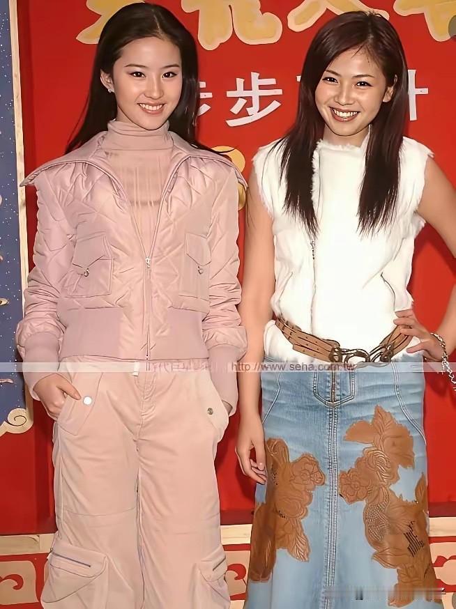 明人不说暗话，刘亦菲我是认出来了？另外一个比她还漂亮的女孩子是谁？