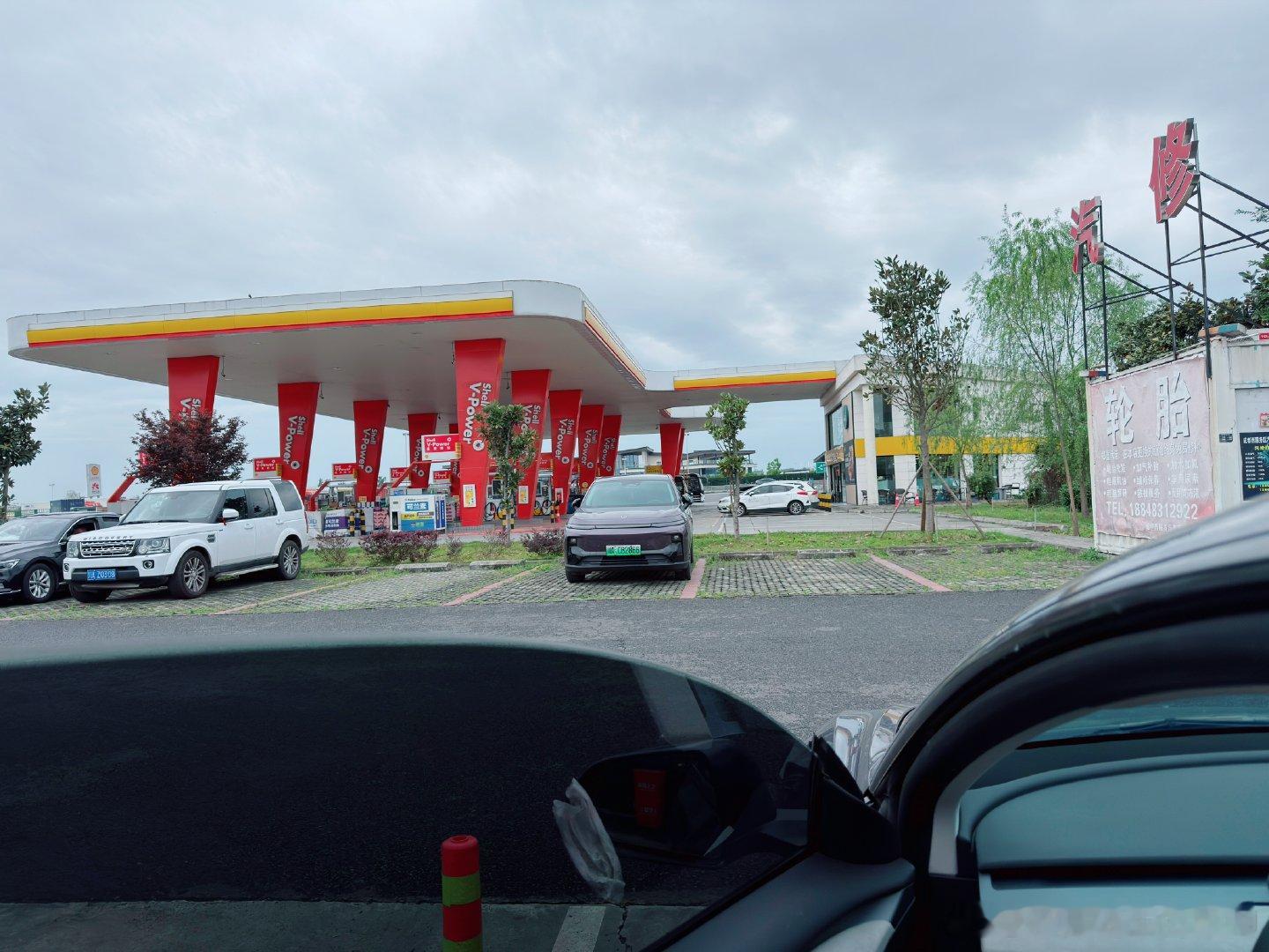 特斯拉超充一直也特别好用，一只手拔枪，自动打开充电盖板，插抢开始充电，也就2-3