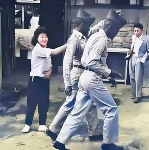 1945年8月26日，东京皇宫大门外，阳光毒辣得像要灼穿地面。一群西装革履的官员