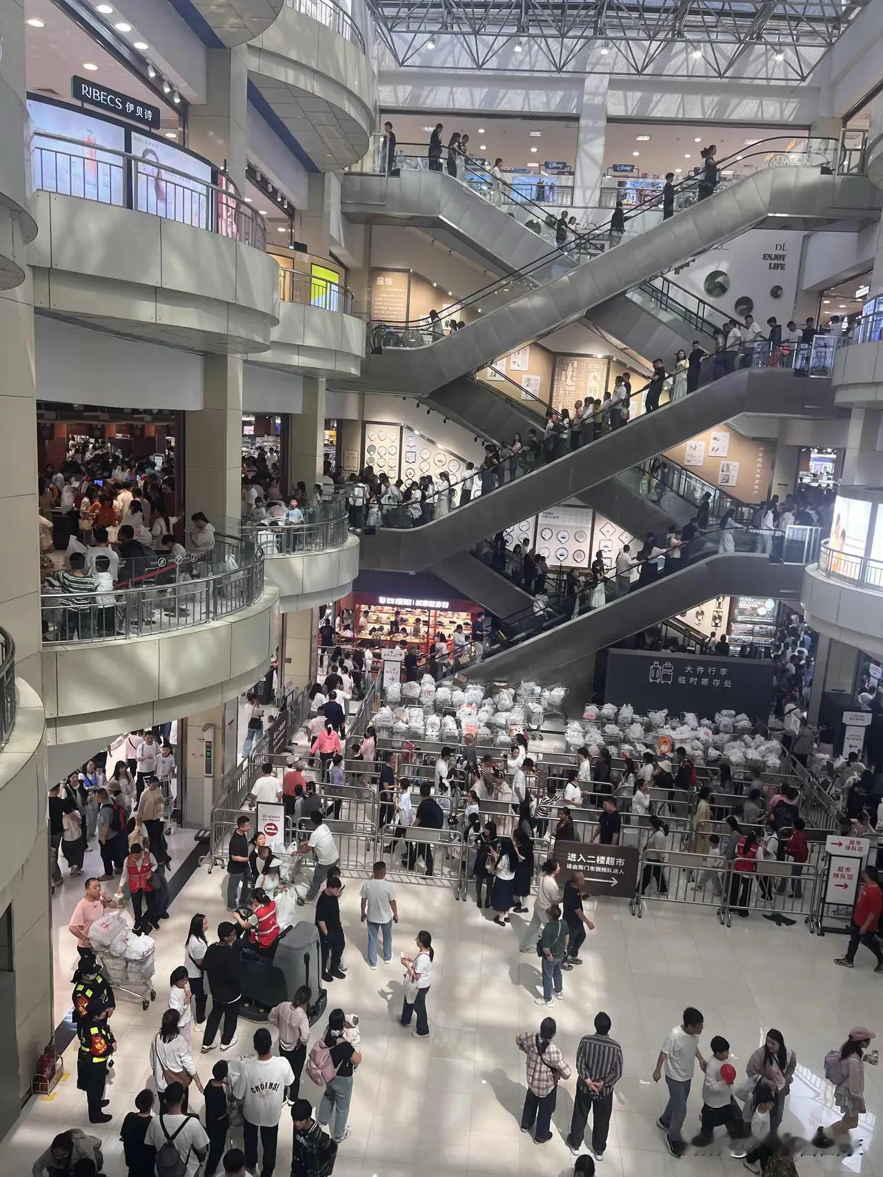 如何看待网议胖东来？！五一长假胖东来人流更火爆，似是购物更像旅游！真正在人们心中