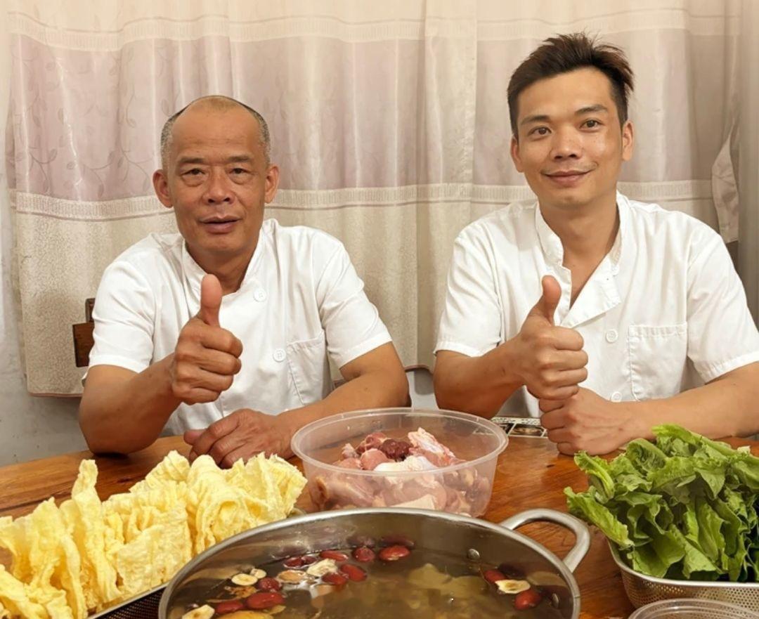 莫氏鸡煲直播爆火顺德草根美食逆袭成顶流！莫氏鸡煲凭老板莫叔“劝退式”真诚人设和药