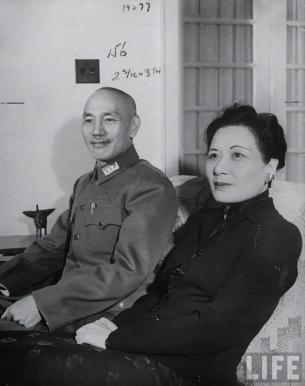 1934年最聪明的一次放水：川军军长郭汝栋，在望远镜里看着红军抬着担架过山脊，然