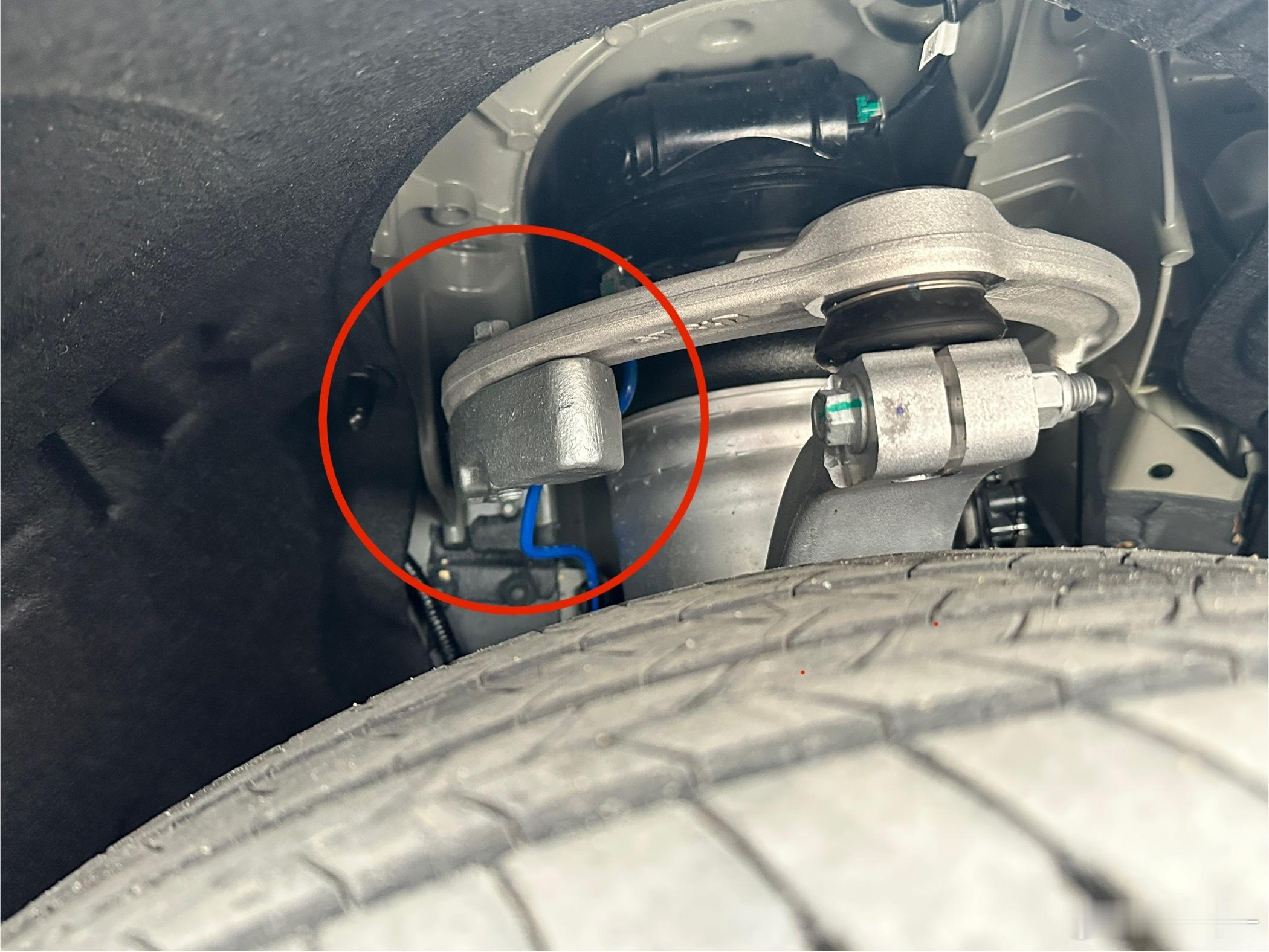 零跑D19上摆臂谐振块