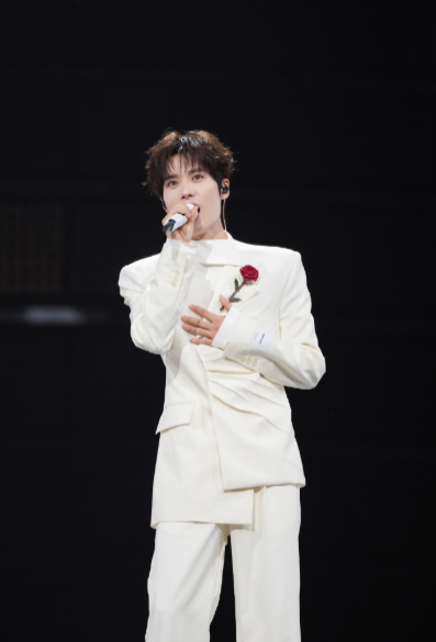 井胧的声音一出来，那股熟悉的东北腔调就让人倍感亲切。他不仅唱出了旋律，更唱出了黑