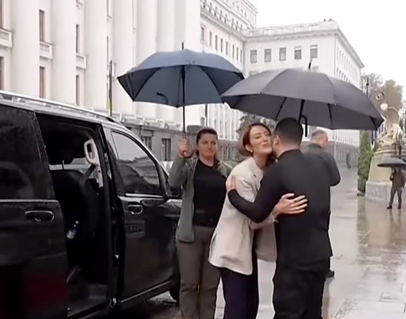 泽连斯基不服不行，搞社交一把好手，不管男领导人，还是女领导人，都能互动起来，特别