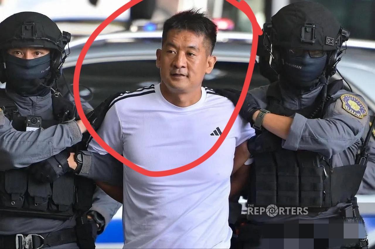 😂🤣这波真的大快人心！突发！泰国警方直接把佘智江从监牢押出来，已经送上飞机