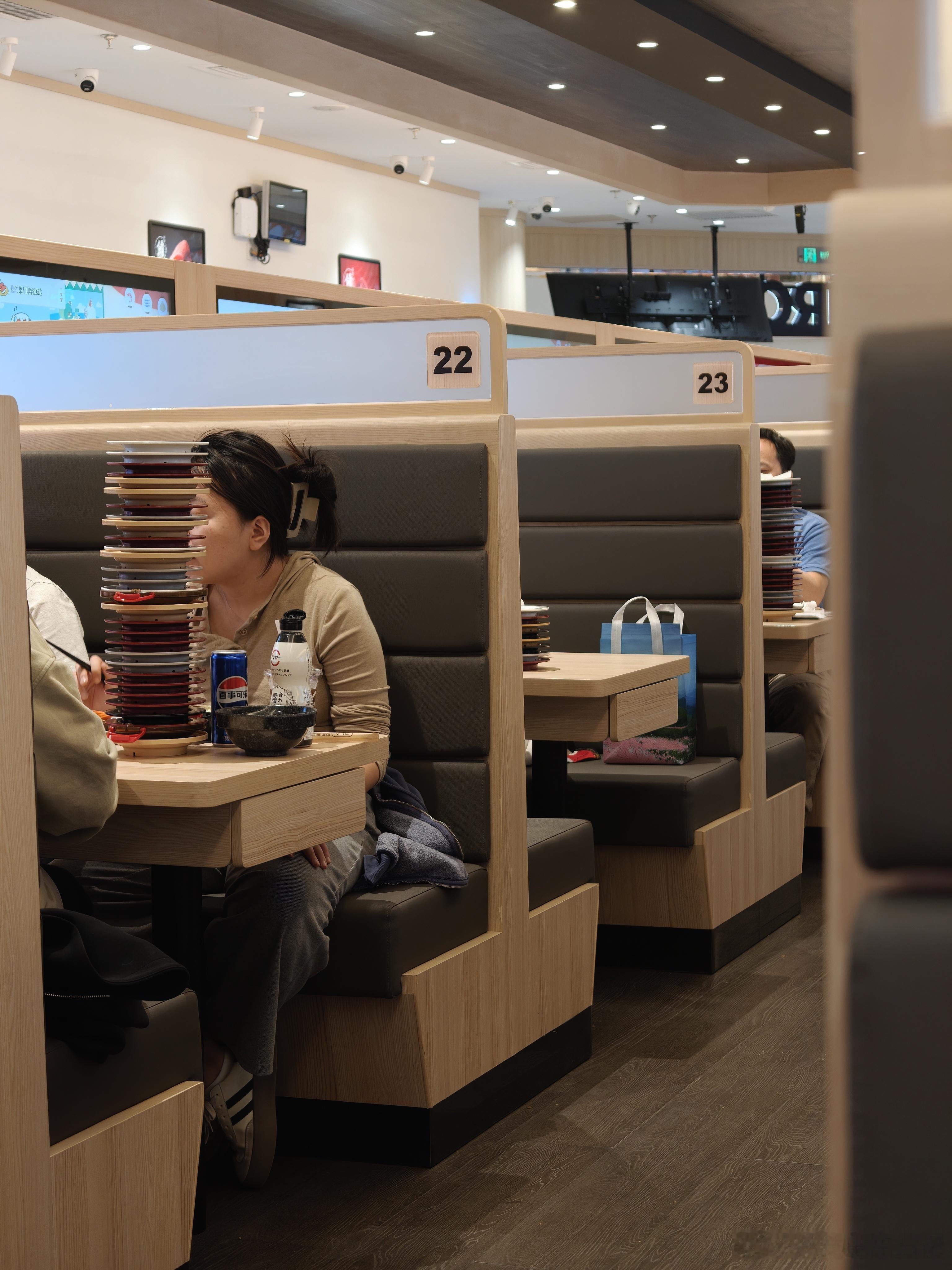 哈哈哈，每次来寿司郎，都得把盘子摞起来，已经成了一种习惯，然后我发现，大家都很默