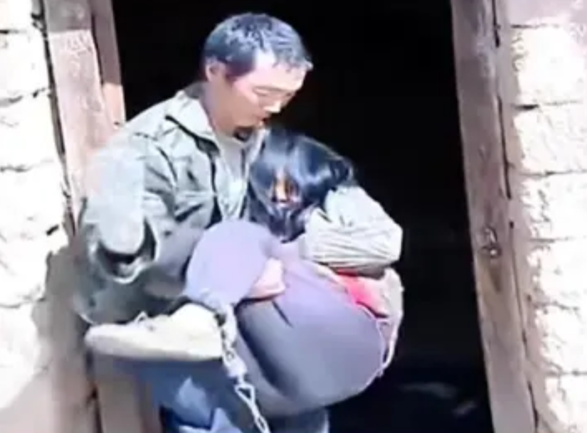 “绝世好男人。”2013年，云南一男子用铁链，把妻子锁在猪圈里11年之久。奇怪的