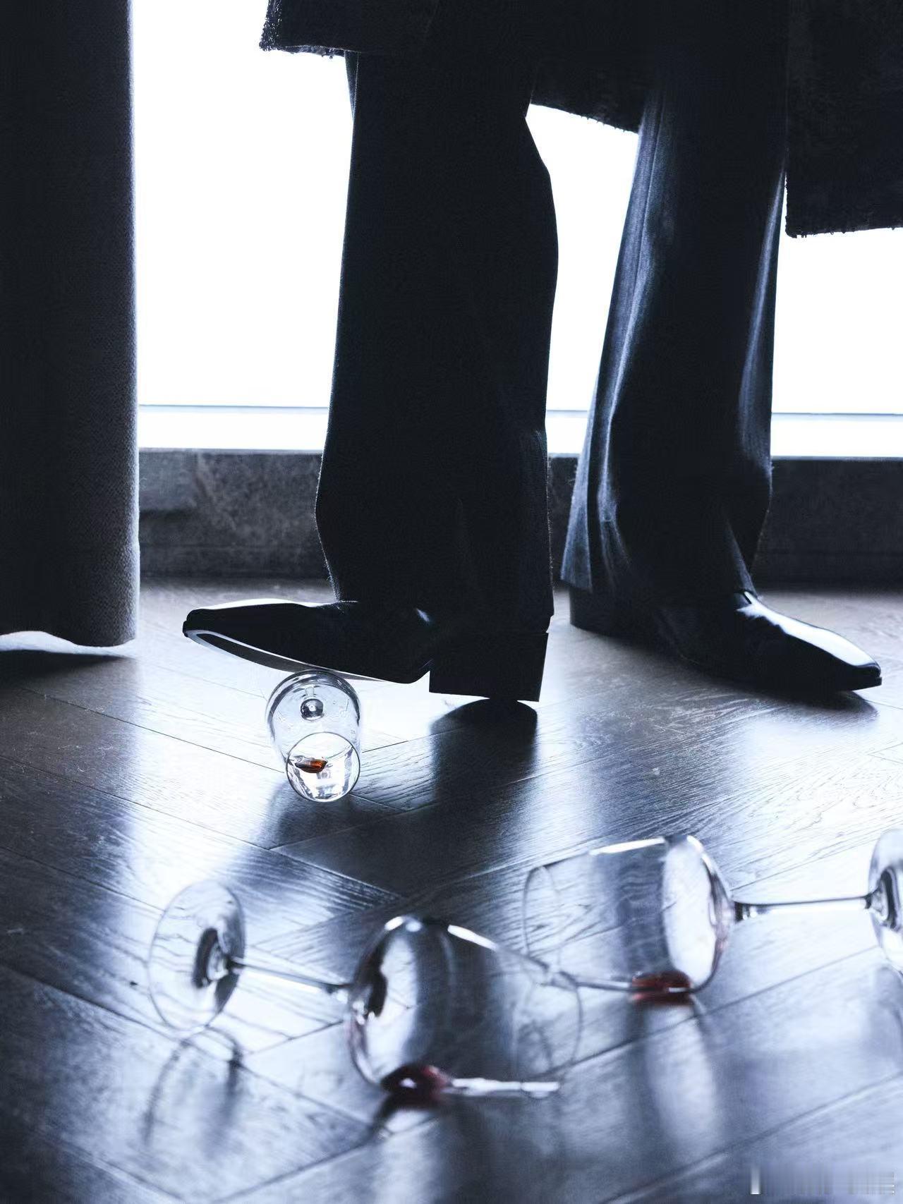 张凌赫张凌赫踩杯子踩到我心巴上救命！张凌赫踩杯子名场面必须锁死在热搜上！看他抬