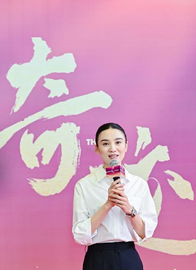 今天宋佳在深圳宣传新剧，她这回走经典的黑白搭配风格，看上去特别的显年轻。宋佳