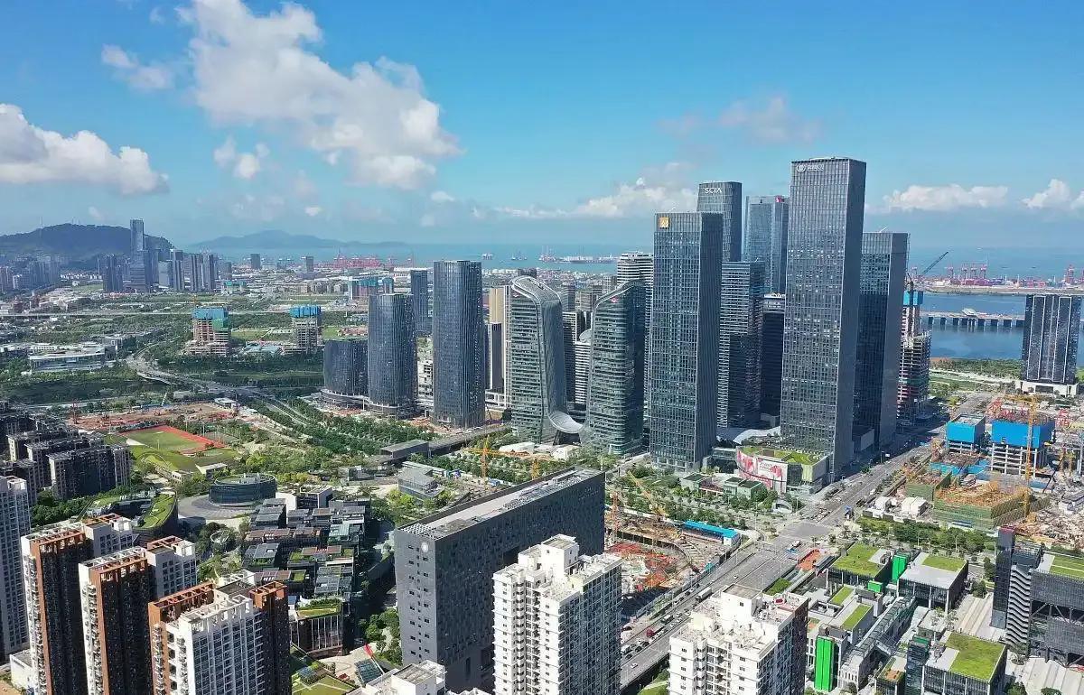 谁给了深圳赶超上海的底气？那一定是广东。有人说，土地是深圳发展的最大瓶颈，为了