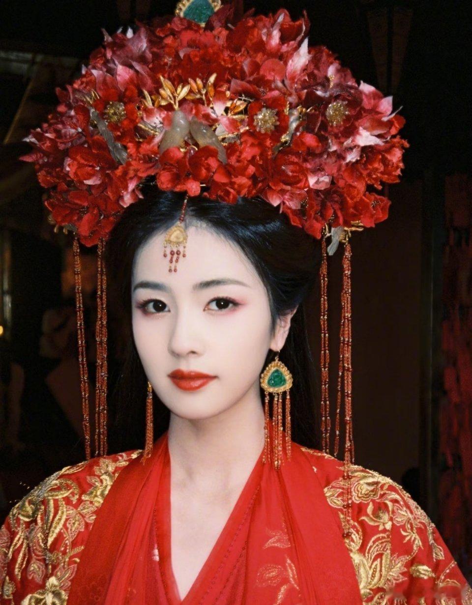 《临江仙》：花如月悲剧根源在《临江仙》中，花如月济世救人，却因九重天偏见，被指违