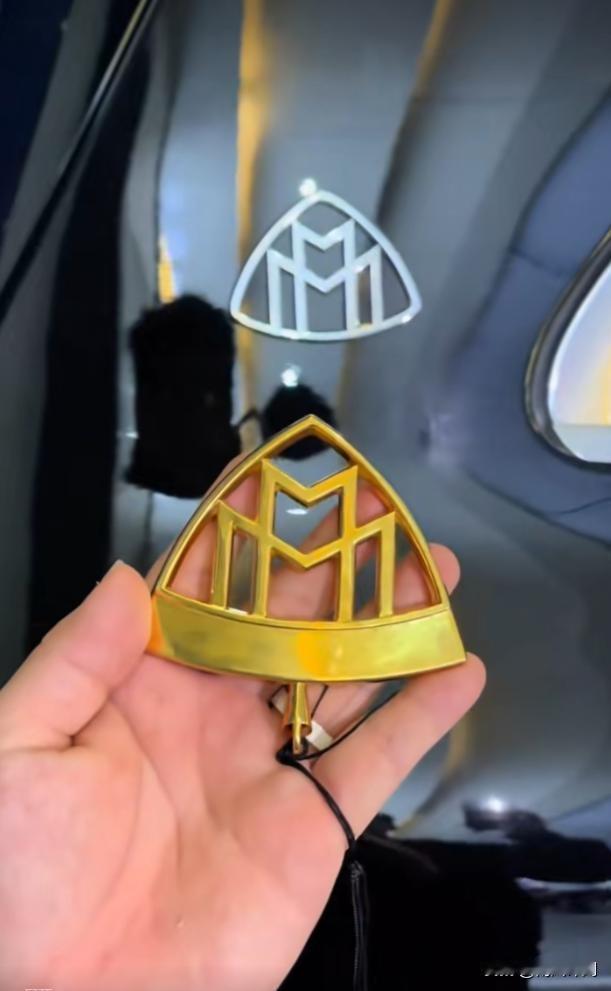 有钱人的快乐，普通人真想象不到！近日有家金店，给客户定制了一款320多克的足金车