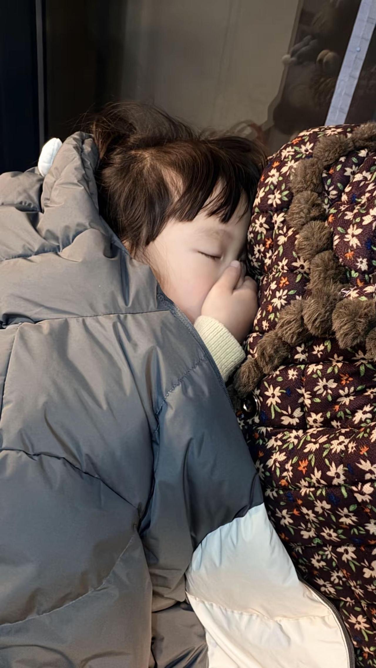 要去采果了，今天孩子说妈妈我真的起不来我好想睡觉💤那就抱着到车上睡吧，叫爸爸腾