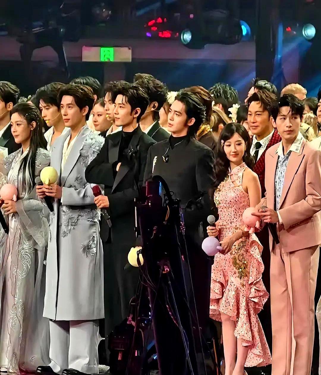 “163cm的毛晓彤被嫌矮？168cm的陈丽君却帅出男友力？”一条对比视