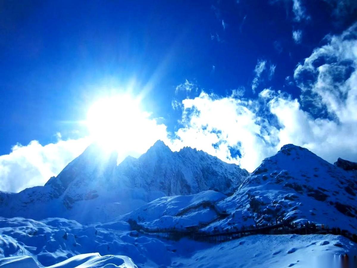 现在的婚恋，说白了，就是一场大型的、心照不宣的资产与风险评估。男的，捂着钱包，