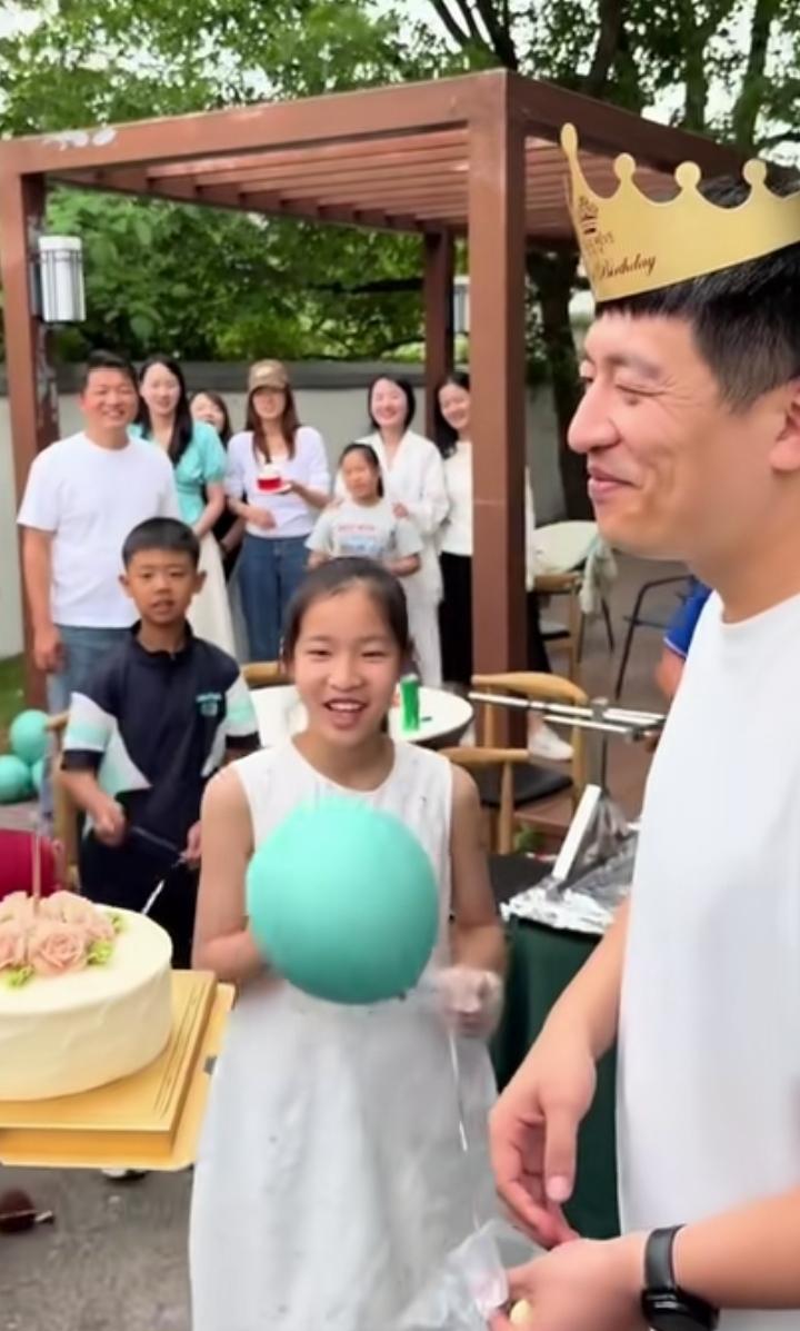 去年张雪峰生日时，画面还满是欢声笑语，女儿乖巧陪在身边温馨又幸福。谁也没想到，仅