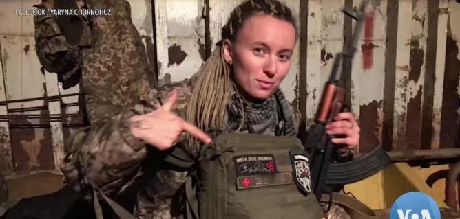 成堆外国人尸体散落战场，乌军7万女子敢死队杀进战场时代变了！乌克兰女兵都能扛枪