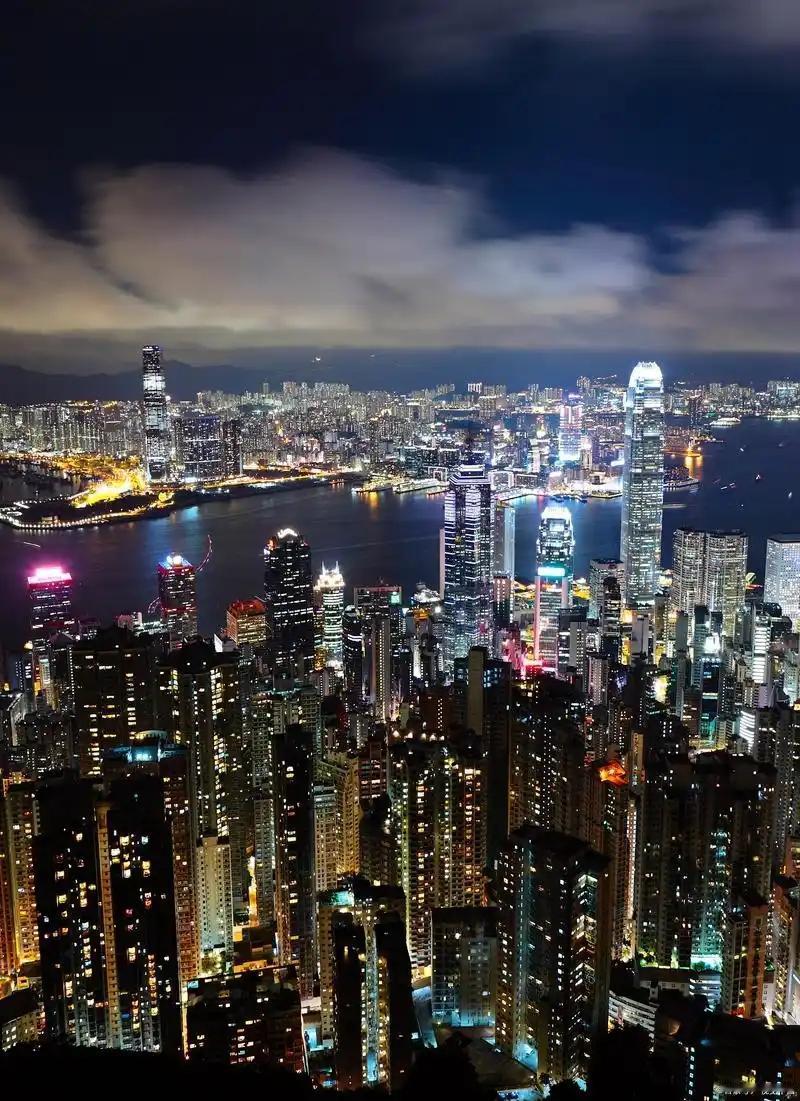 香港凭什么财政独立？说白了，香港政府不靠中央财政拨款，也不需要地方债融资，甚至不