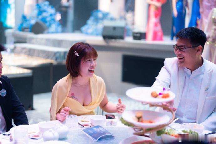 不说能认出她是赖洁敏吗，发哥好福气PS：球场上不明显，没想到礼服照暴露了，哈哈