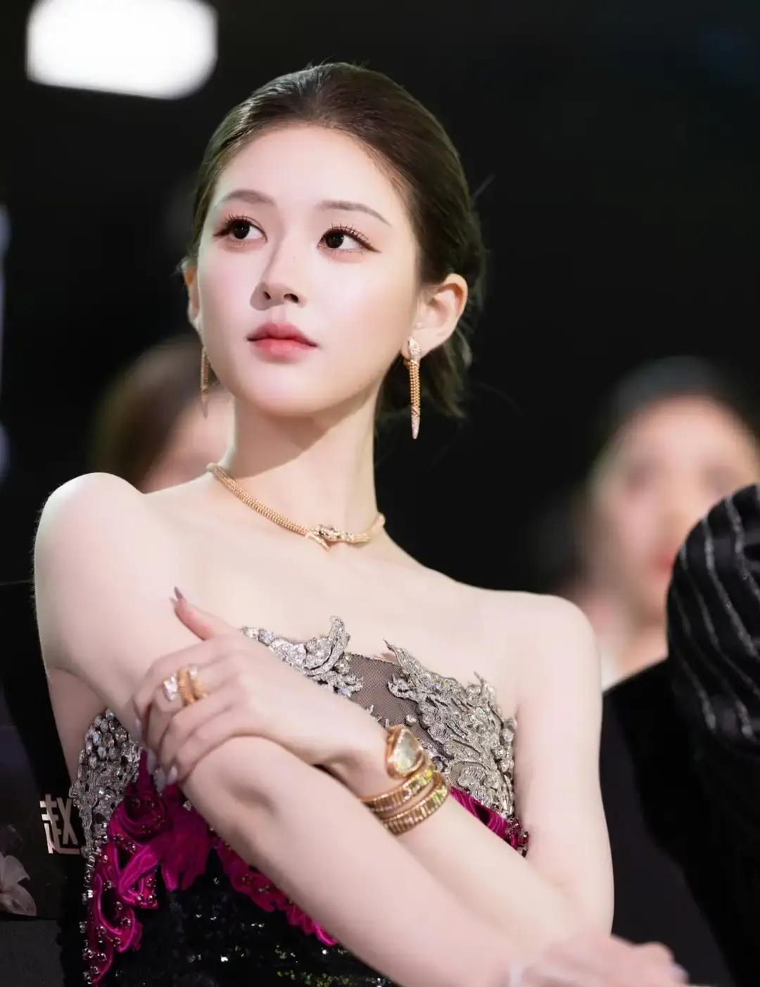 她重新发明了“顶流”。2023年，她用一部《许我耀眼》捅破了行业天花板。不