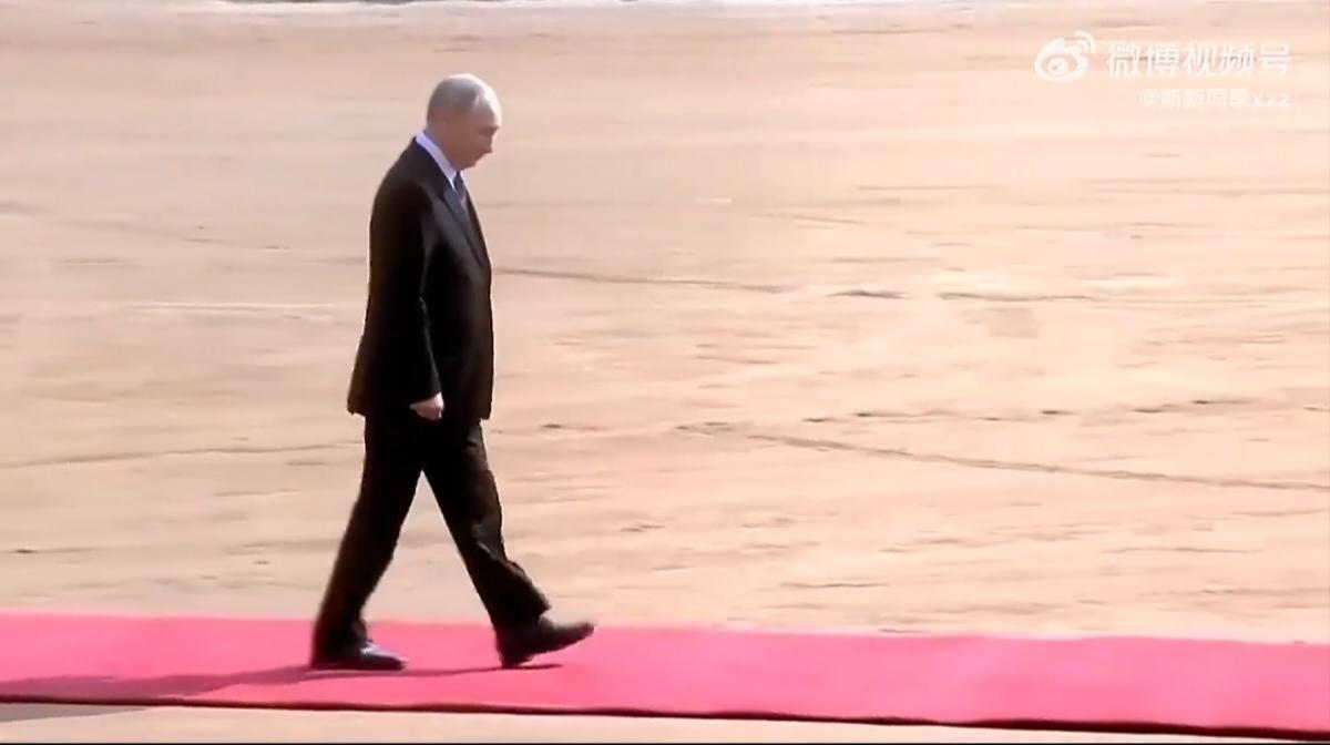 印度这是什么礼节？迎接普京，让普京一个人站检阅台，一个人走红地毯去检阅仪仗队，莫